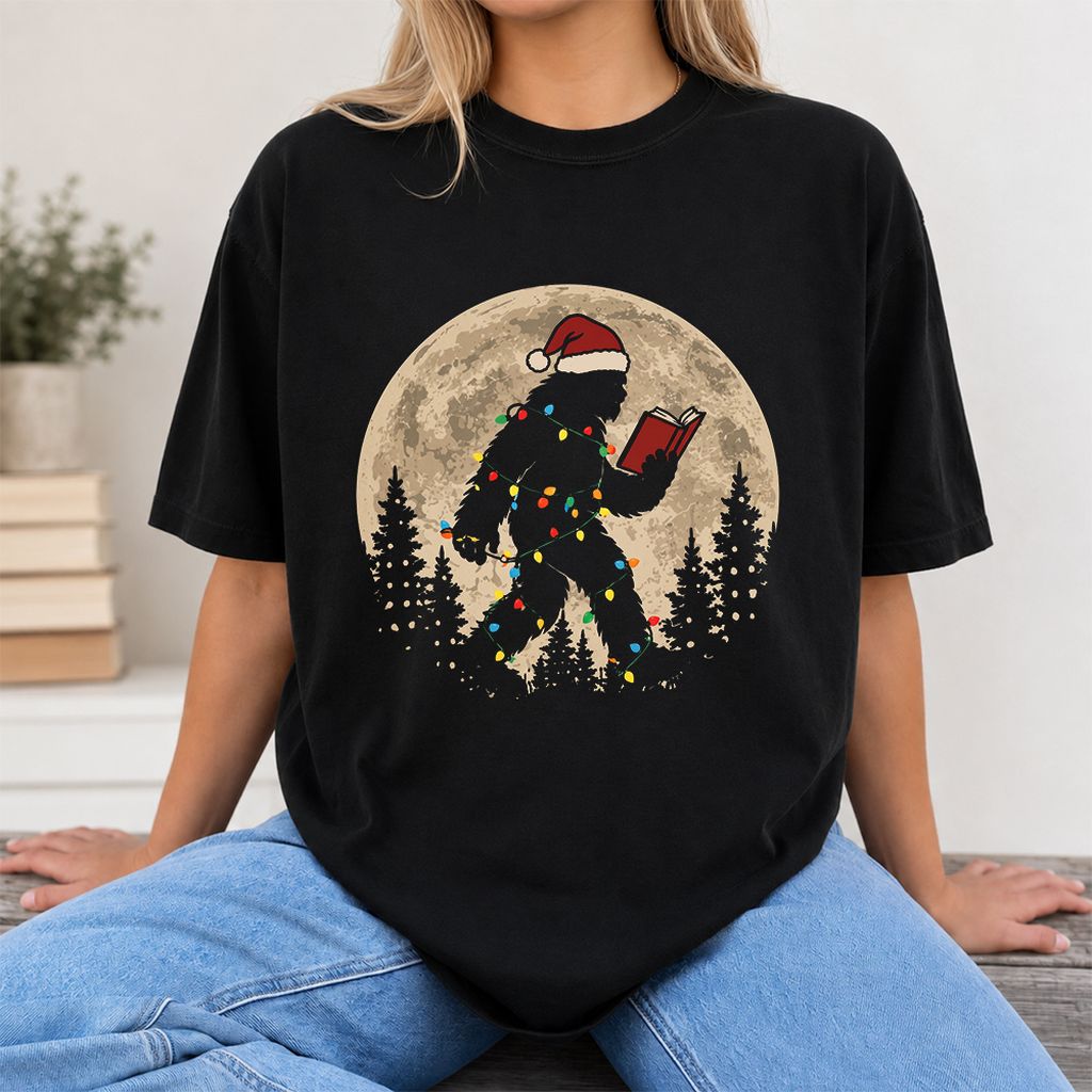 Big Foot Wearing Christmas Hat Printed T-Shirt | Christmas Reader Gift Black