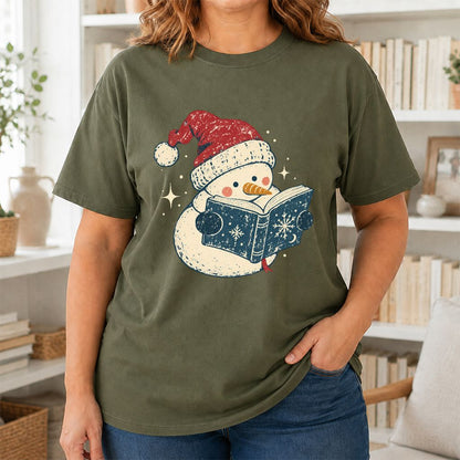 Reading Snowman Christmas Printed T-Shirt | Cozy Christmas Reader Gift Military Green