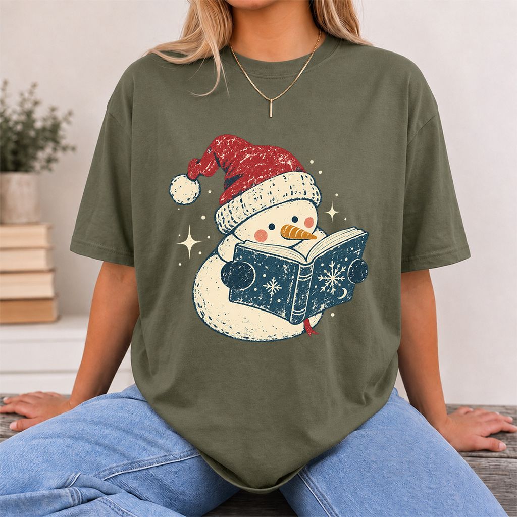 Reading Snowman Christmas Printed T-Shirt | Cozy Christmas Reader Gift Military Green