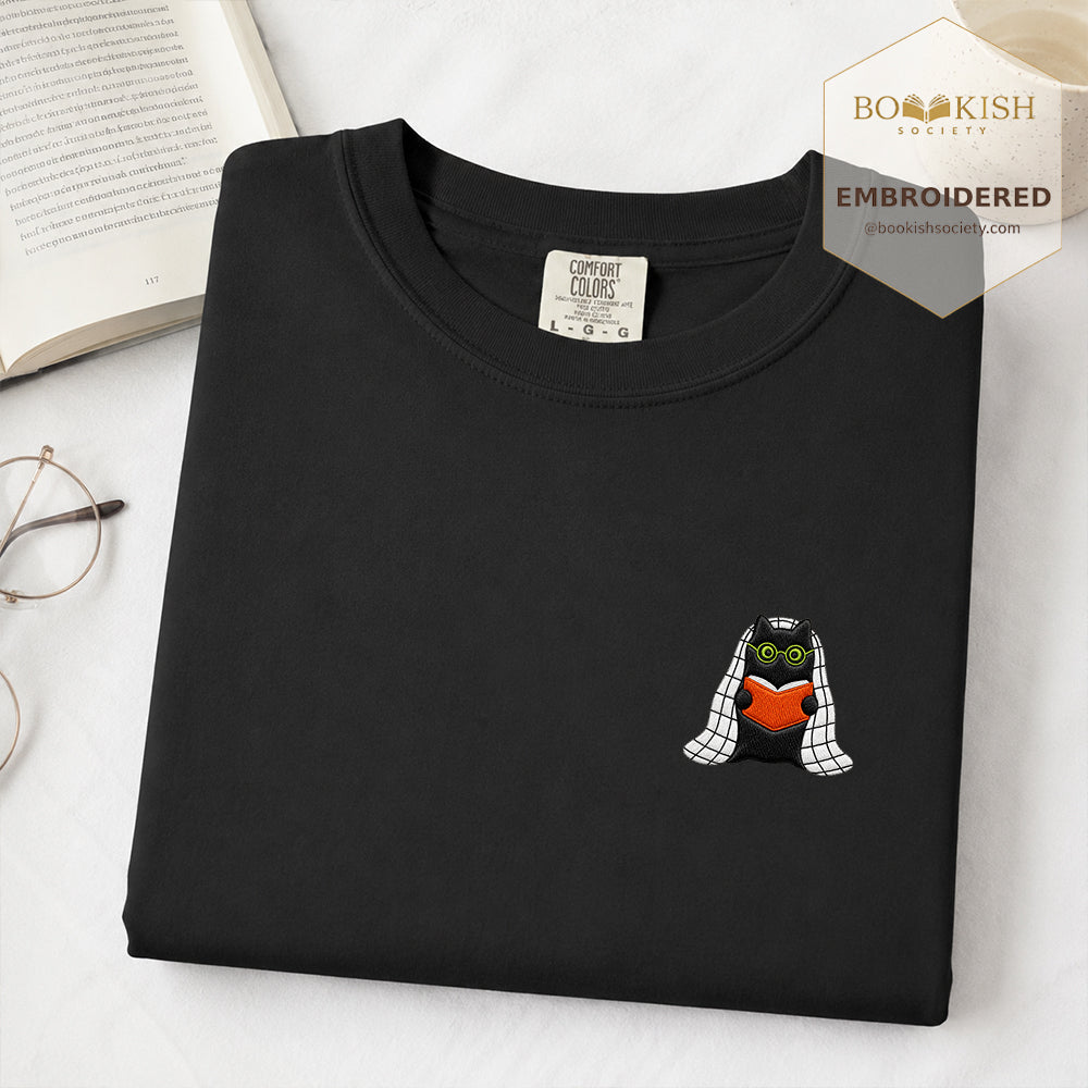Embroidered Cat Reading Comfort Color ® T-shirt Book Lover Gift Black