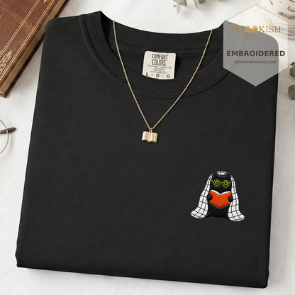 Embroidered Cat Reading Comfort Color ® T-shirt Book Lover Gift Black