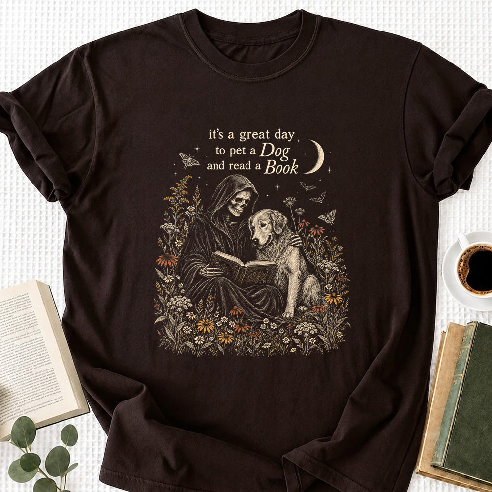 It'S A Great Day To Pet A Dog Printed T-Shirt | Halloween Gift For Golden Retriever Lover & Reader Dark Chocolate