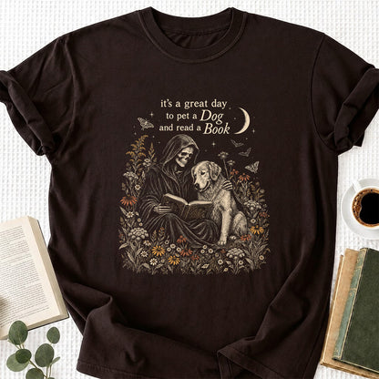 It'S A Great Day To Pet A Dog Printed T-Shirt | Halloween Gift For Golden Retriever Lover & Reader Dark Chocolate