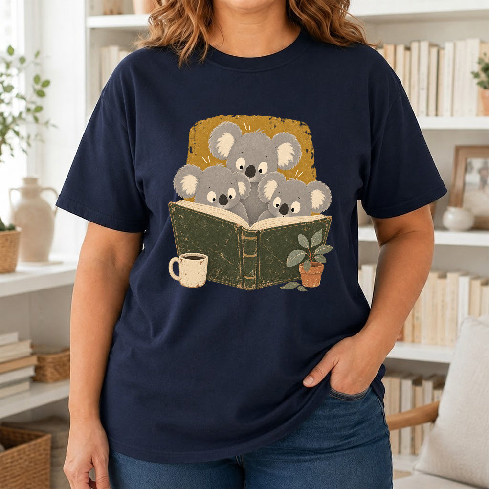 Minimal Japanese Koalas Reading Softstyle T-Shirt | Book Lover Gift Navy
